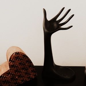 HAND JEWELRY HOLDER!